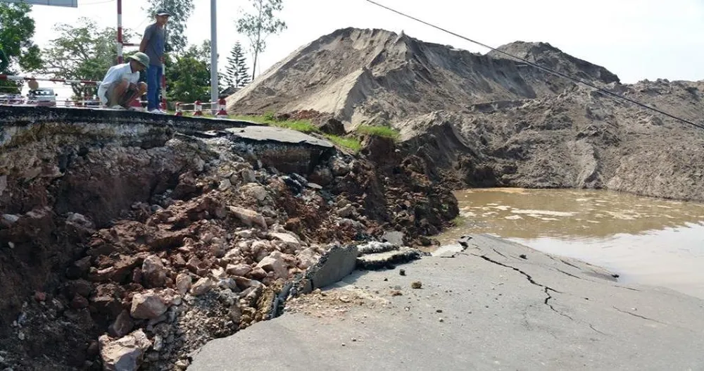 đường bị sạt lở