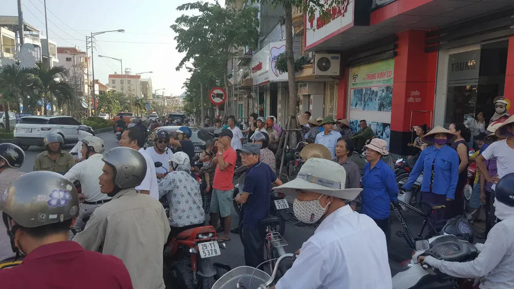 Nhiều người dân tò mò vây quanh hiện trường vụ nổ taxi