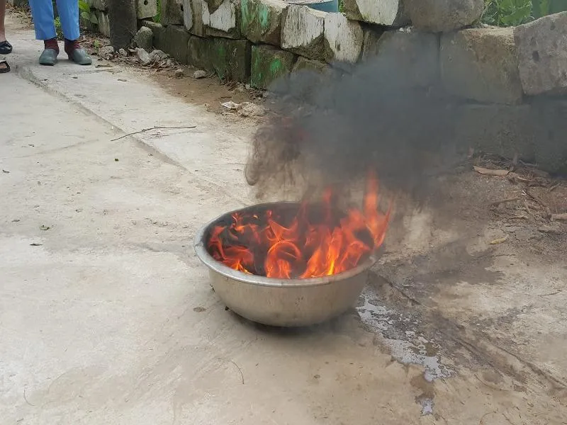 11 giếng nước ngọt có nước bốc cháy ngùn ngụt ảnh 1 Nước giếng múc lên cháy ngùn ngụt