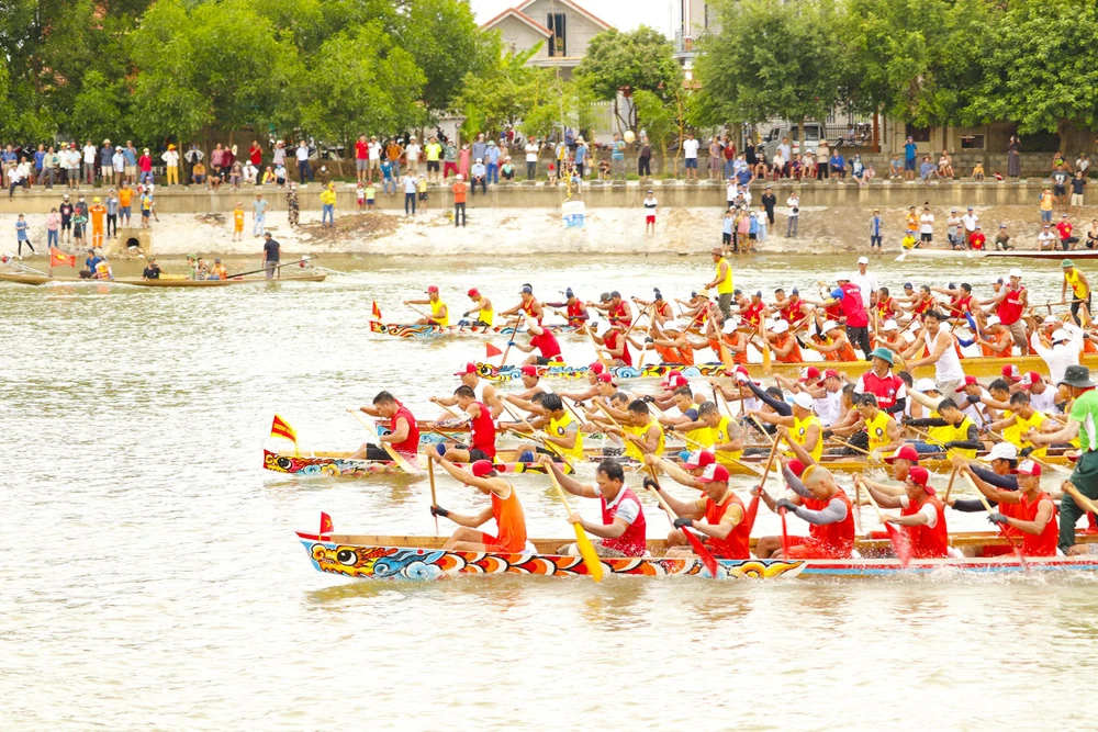 Lễ hội đua thuyền truyền thống trên sông Kiến Giang là lễ hội có đông người tham gia nhất tỉnh Quảng Bình mỗi dịp 2-9. (Ảnh: BT)