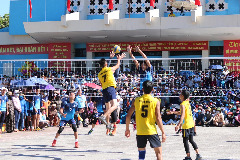 Sau nhiều ngày tranh tài ở vòng bảng, trận chung kết bóng chuyền nam/nữ huyện Lệ Thuỷ sẽ diễn ra vào đúng ngày 2-9. (Ảnh: BT)