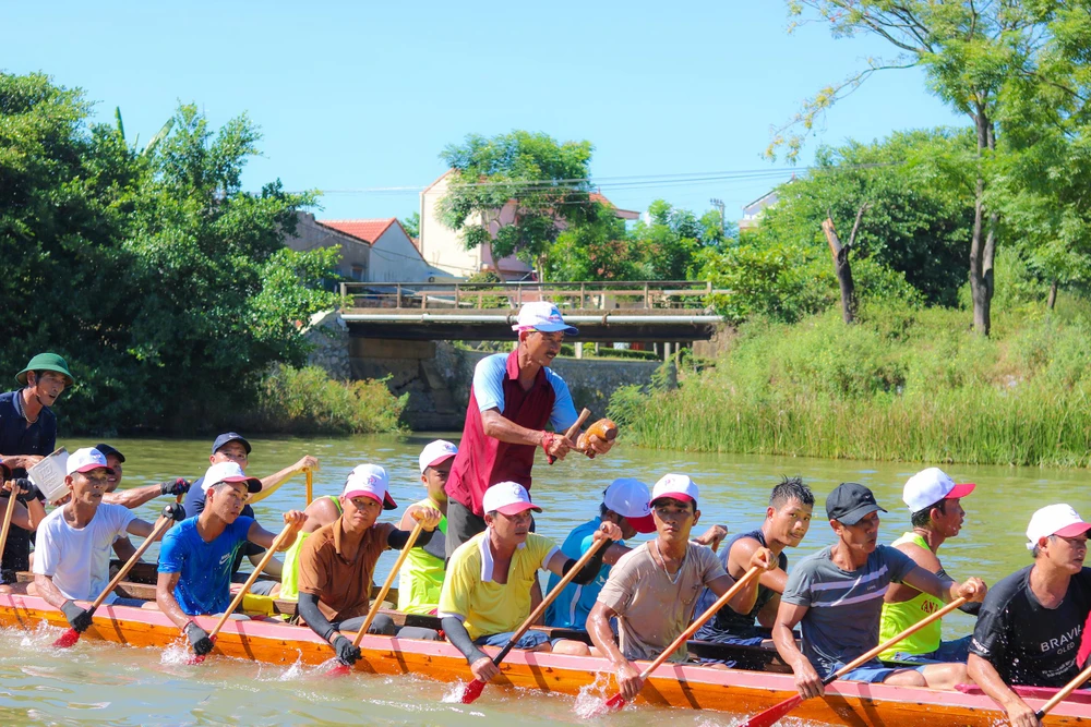 Ở thuyền đua nam, người gõ mõ sẽ có vai trò quyết định việc bơi mái dặt (nhanh) hoặc mái khoan (chậm) của các vận động viên. (Ảnh: BT)