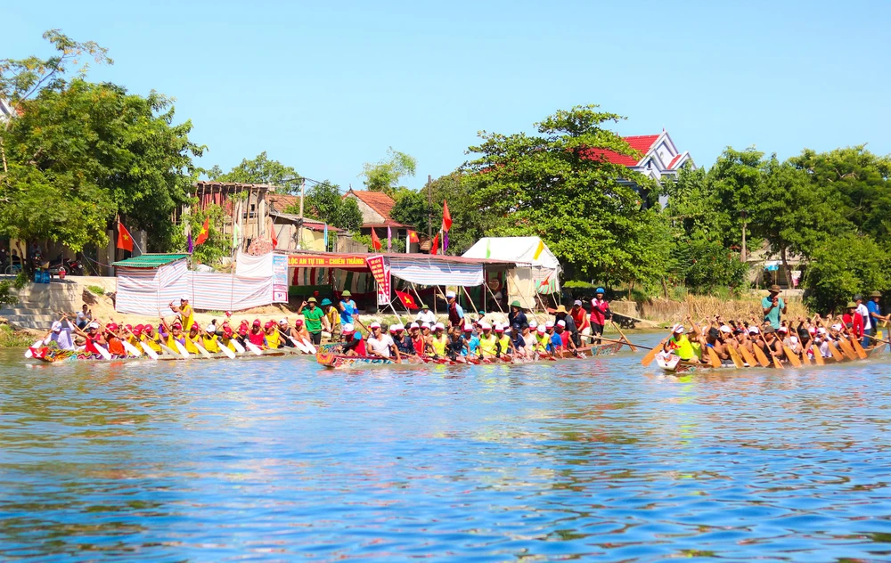 Vào ngày 2-9, 24 thuyền đua nam được chia làm hai bảng và thi đấu với cự ly 24 km. (Ảnh: BT)