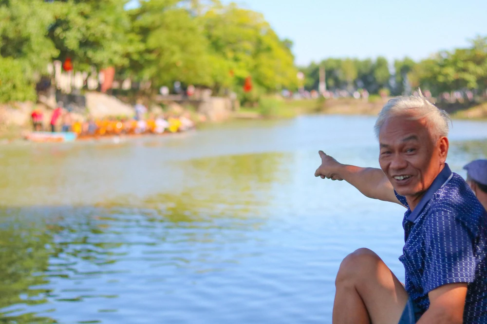 Dọc hai bên bờ Kiến Giang từ giữa tháng 8, sẽ có rất đông người dân ngồi xem và bàn luận về các thuyền đua. (Ảnh: BT)