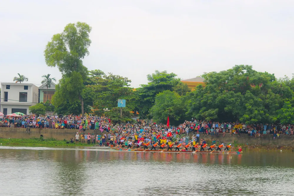 Các thuyền đua nữ tham gia tranh tài ở cự ly 18 km. Ảnh: BẢO THIÊN