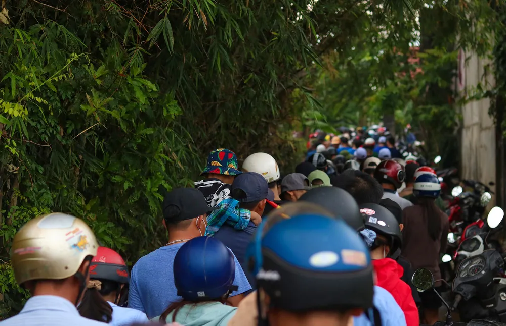 Dọc các con đường, người dân tấp nập di chuyển cổ vũ các thuyền bơi nam, thuyền đua nữ. Ảnh: BẢO THIÊN