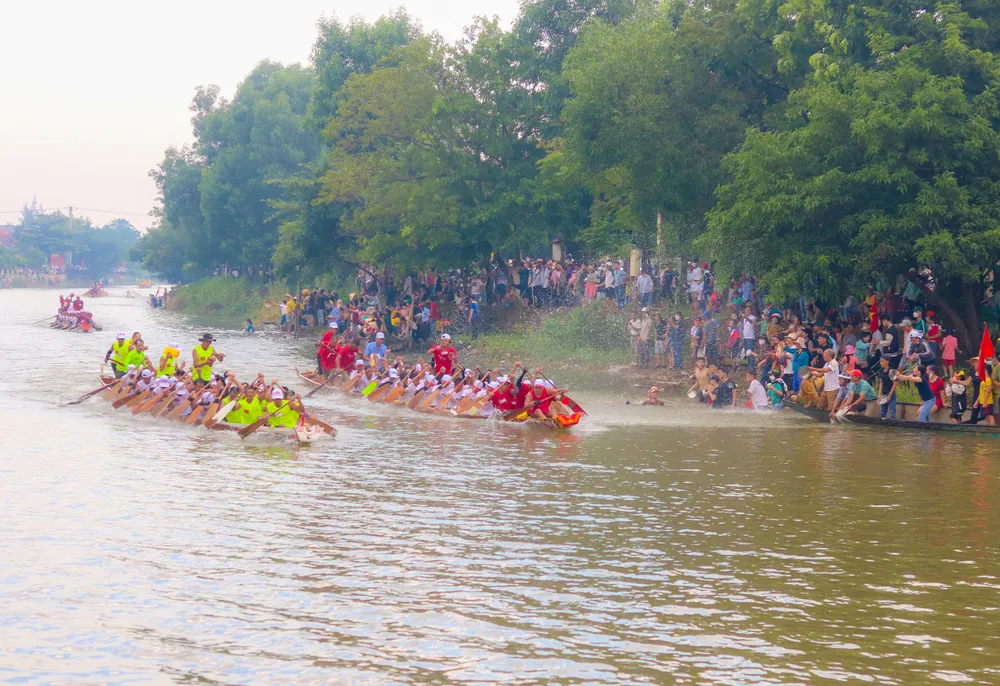 Các thuyền bơi trên đường trở về hạ tiêu. Ảnh: BẢO THIÊN
