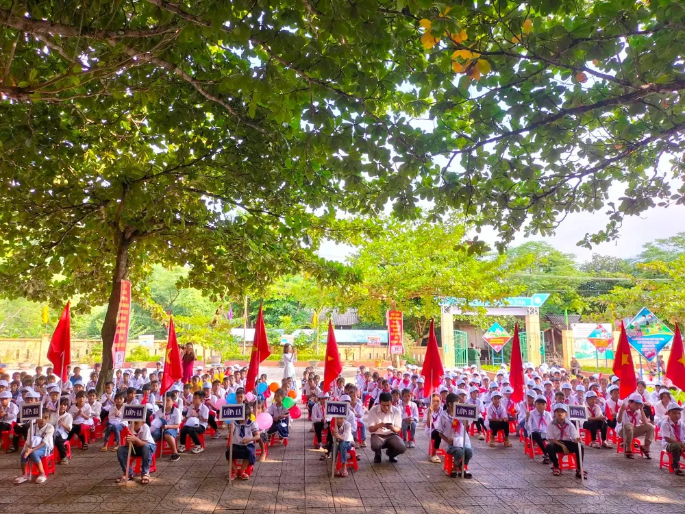 Theo thầy Ngô Mậu Tình, Phó Hiệu trưởng Trường PTDT Bán trú TH&amp;THCS Lâm Thuỷ: &quot;Toàn trường có tất cả 207/330 học sinh là người Bru-Vân Kiều&quot;.