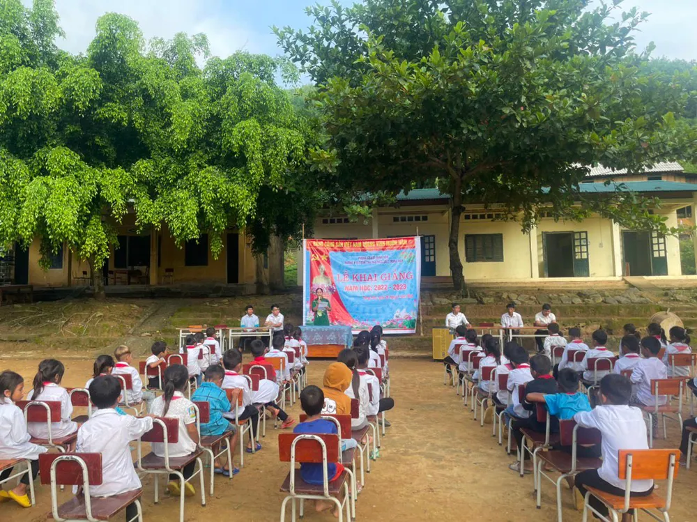 Ở điểm trường Dộ, các em học sinh đều chủ yếu là người Mày, có hoàn cảnh kinh tế khá khó khăn.