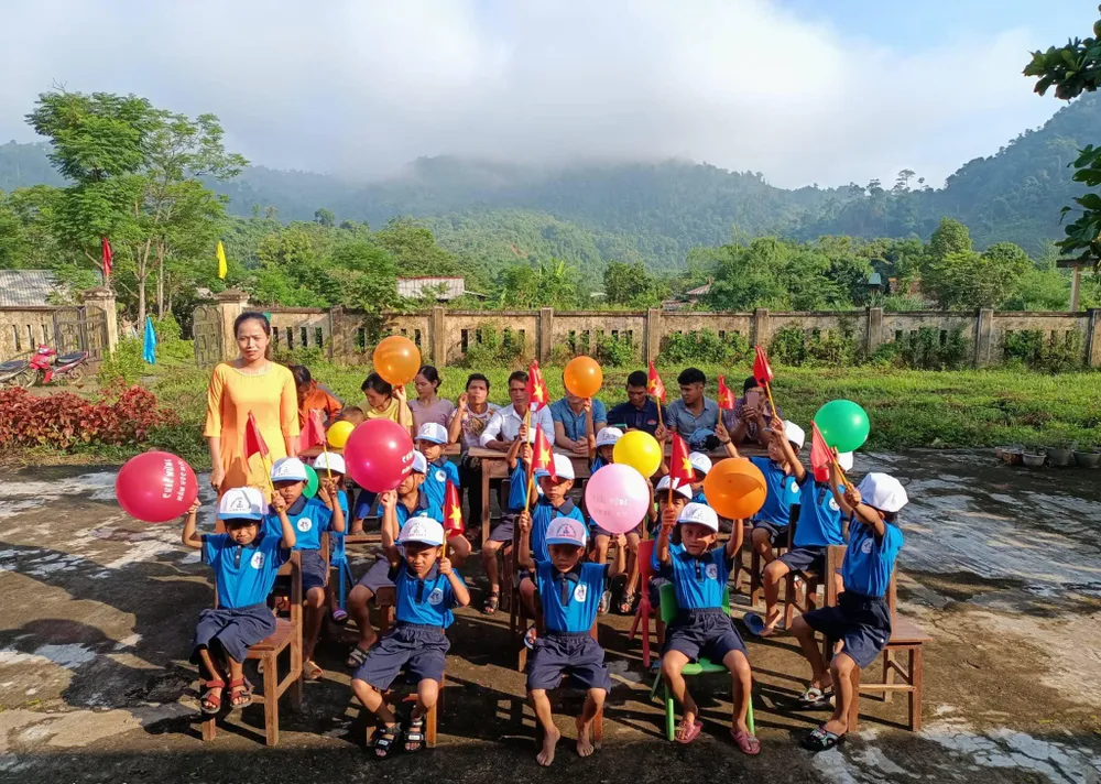 Do mưa lớn xảy ra vào chiều tối qua nên các em học sinh tại điểm trường Bạch Đàn không thể ra điểm trường trung tâm (Trường PTDT Bán trú TH&amp;THCS Lâm Thuỷ) để khai giảng. Do đó, các giáo viên đã tổ chức khai giảng cho các em ngay tại điểm trường.
