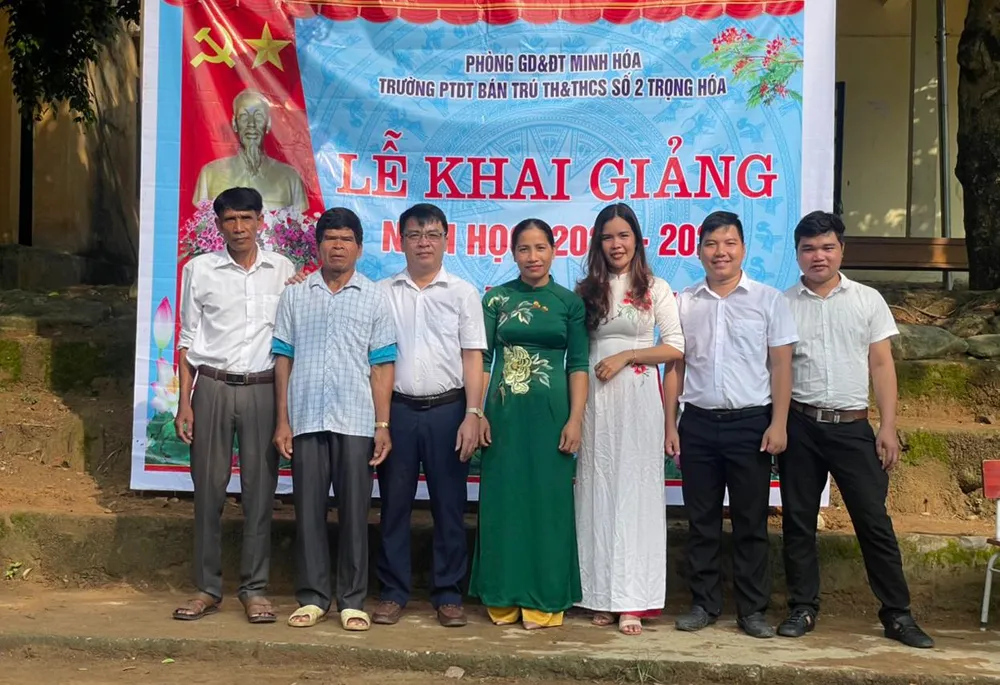 Các thầy cô giáo giảng dạy tại điểm trường Pa Choong.