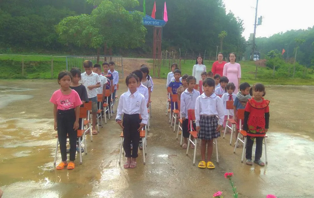 Hình ảnh 26 em học sinh tại điểm trường Pa Choong - Trường PTDT bán trú TH&amp;THCS Trọng Hoá (huyện Minh Hoá) trong ngày khai giảng.