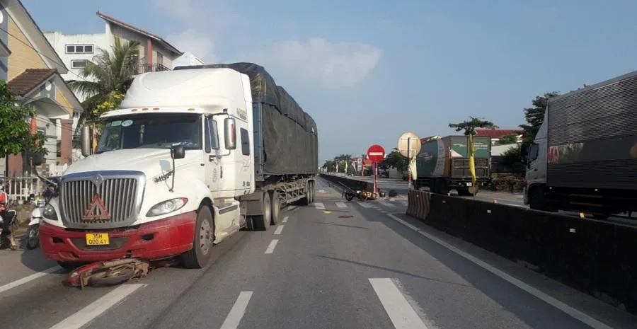 Hiện trường vụ tai nạn khiến chị L tử vong. (Ảnh: BT)