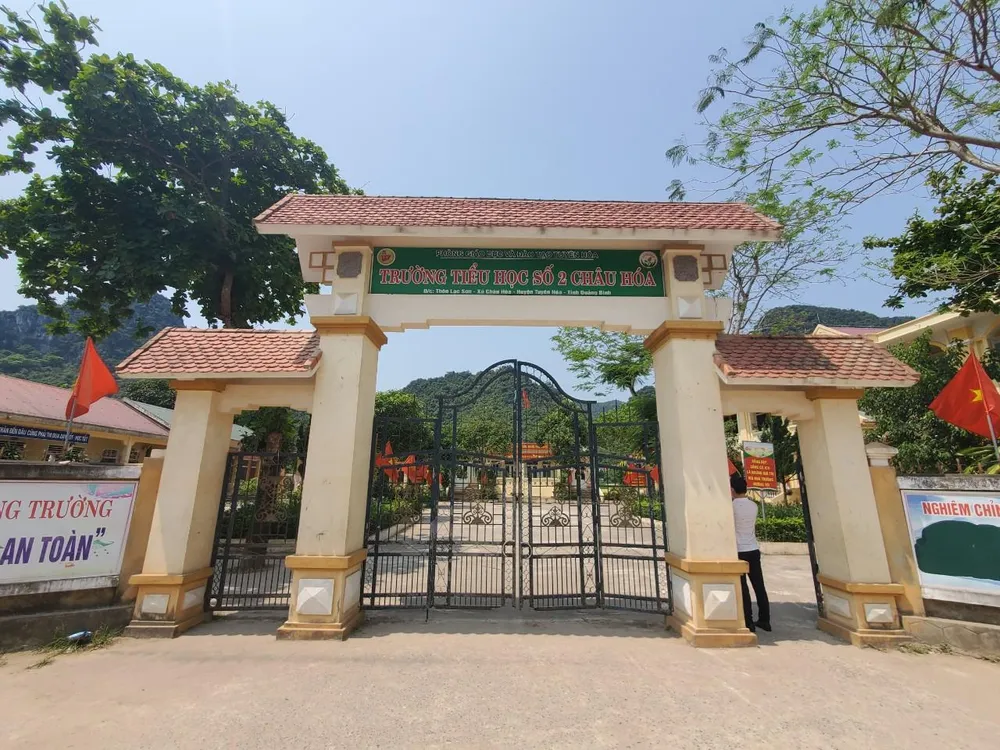 Trường tiểu học số 2 Châu Hoá, nơi ông Huyền công tác trước đó. Ảnh: BẢO THIÊN Trường tiểu học số 2 Châu Hoá, nơi ông Huyền công tác trước đó. Ảnh: BẢO THIÊN