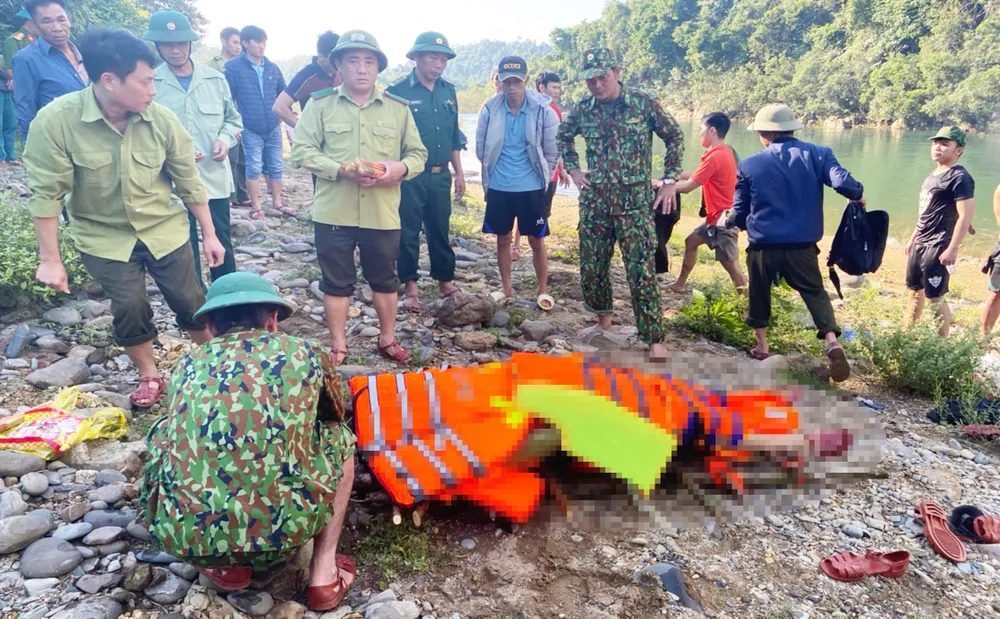 Thi thể anh P dược tìm thấy vào khoảng 14 giờ 30 phút chiều cùng ngày. Ảnh: HOÀI NAM