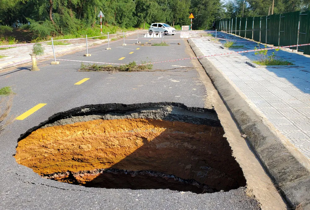 Hiện trường khu vực hố sụt lún. Ảnh: BẢO THIÊN