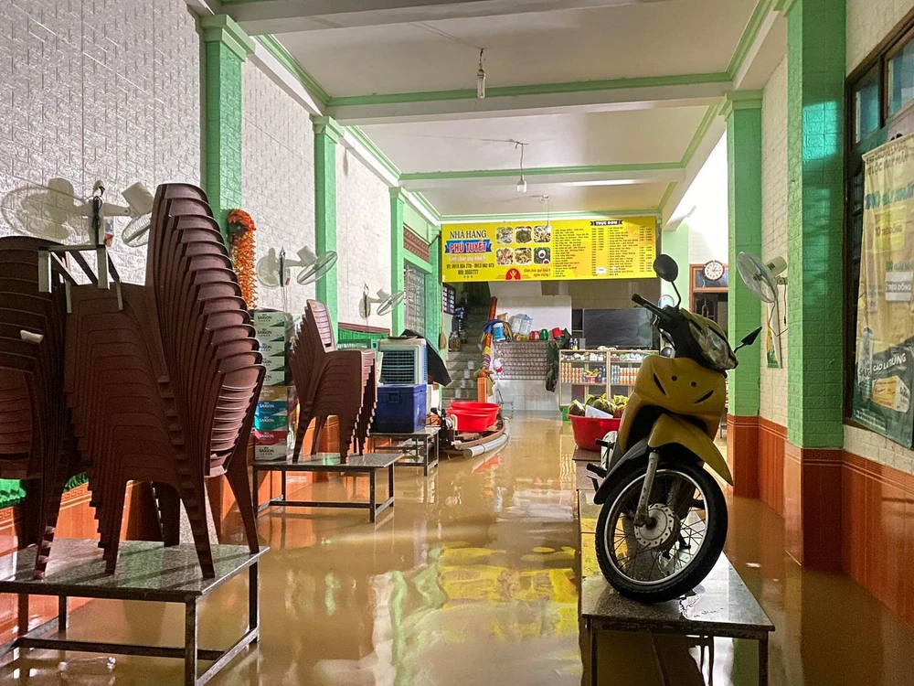 Rạng sáng ngày 16-10, nhiều ngôi nhà tại huyện Lệ Thuỷ đã ngập từ 0,2-1m. Ảnh: BT