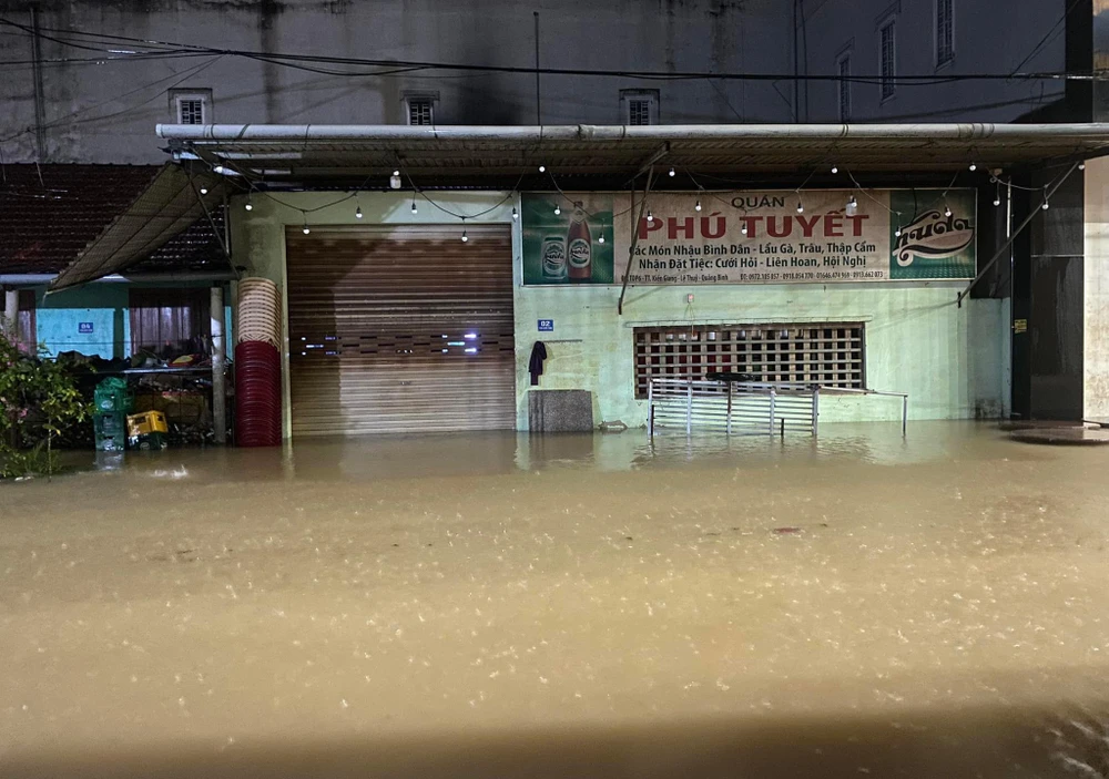 Trước tình hình mưa lớn kéo dài, dự báo hàng nghìn nhà dân vùng thấp trũng huyện Lệ Thuỷ sẽ bị ngập trong ngày 16-10. Ảnh: BT