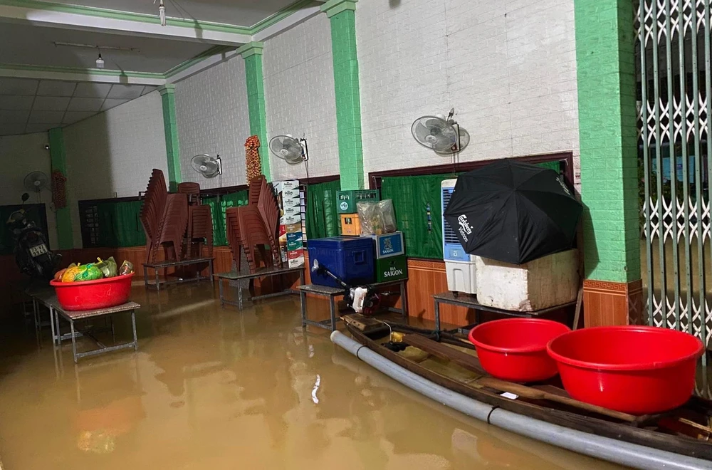 Nước lũ đã tràn vào nhiều gia đình tại huyện Lệ Thuỷ trong đêm. Ảnh: BT