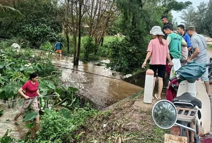 Người dân cố gắng vớt số ít cá lóc chưa kịp trôi ra biển. Ảnh: NDCC Người dân cố gắng vớt số ít cá lóc chưa kịp trôi ra biển. Ảnh: NDCC