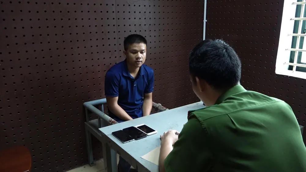 Nguyễn Chí Tuất tại cơ quan công an. Ảnh: BT