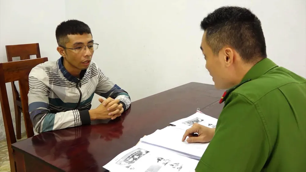 Lực lượng Công an Quảng Bình tiến hành làm việc với các đối tượng liên quan. Ảnh: CAQB