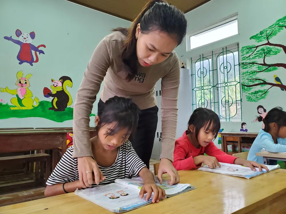 Cô Hoàng Thị Thuý Vân ân cần dạy dỗ các em học sinh Bru-Vân Kiều ở điểm trường Bạch Đàn. Ảnh: BT