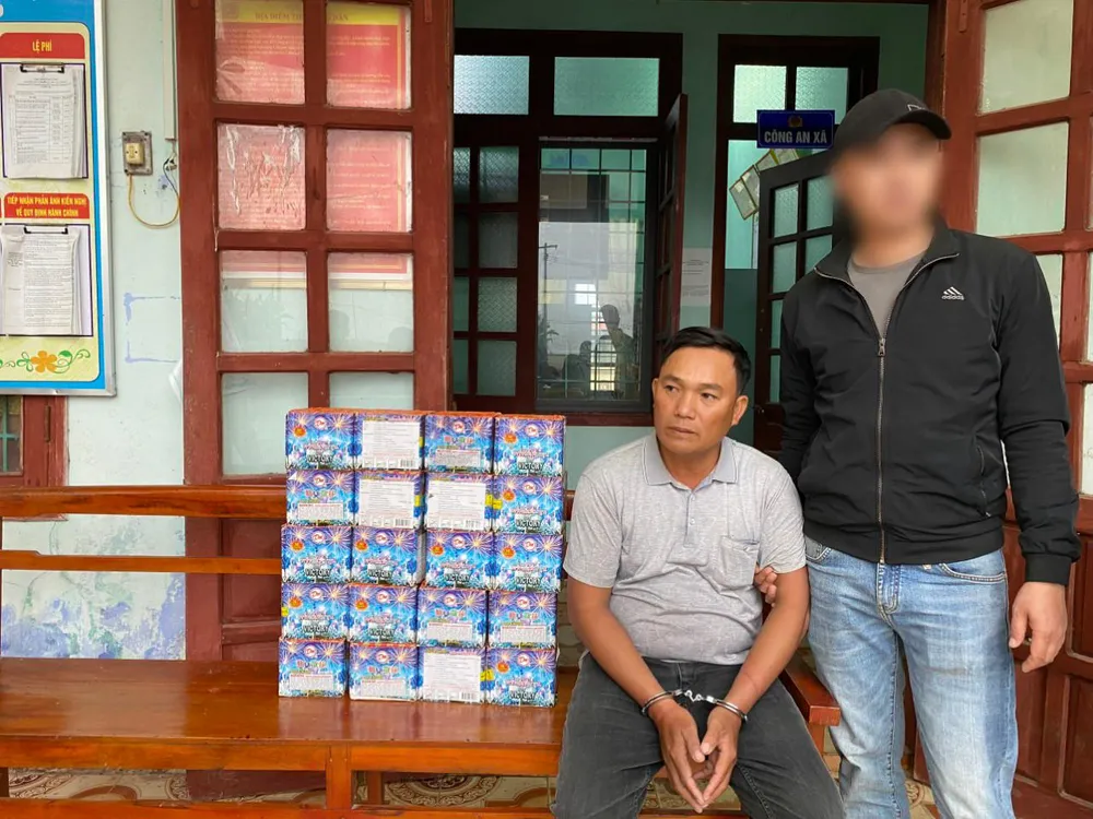 Tạ Văn Cường cùng tang vật. Ảnh: CAQB Tạ Văn Cường cùng tang vật. Ảnh: CAQB