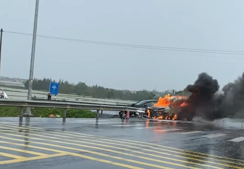 Xe ô tô bảy chỗ bốc cháy dữ dội sau cú va chạm. Ảnh: NDCC Xe ô tô bảy chỗ bốc cháy dữ dội sau cú va chạm. Ảnh: NDCC