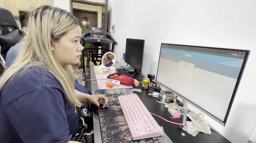 Cơ quan công an tiến hành khám xét nơi ở của Mạch Thị Mỵ. Ảnh: CA