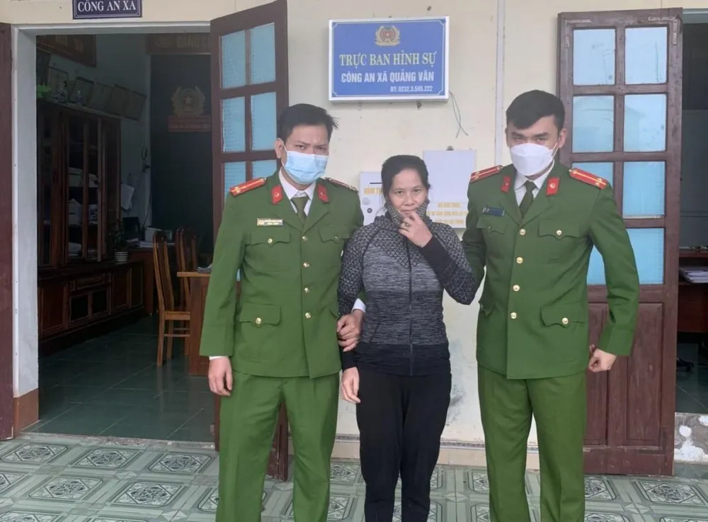 Hoàng Thị Hồng tại cơ quan công an. Ảnh: CA