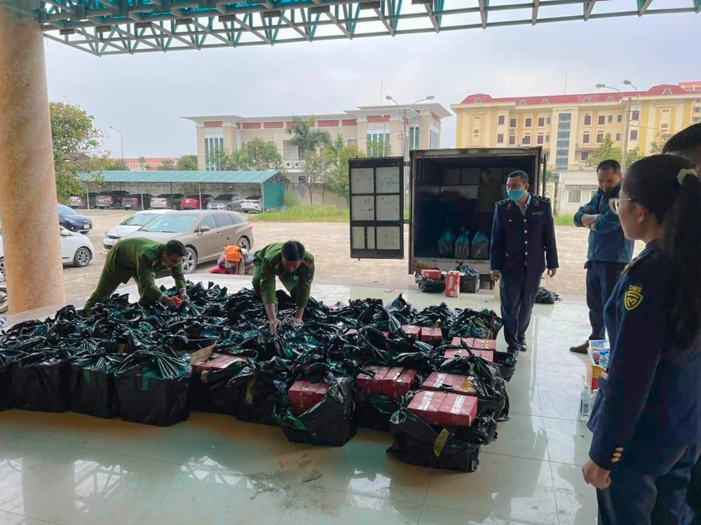 Gần 2.100 chai rượu ngoại không rõ nguồn gốc đang bị tạm giữ. Ảnh: CA