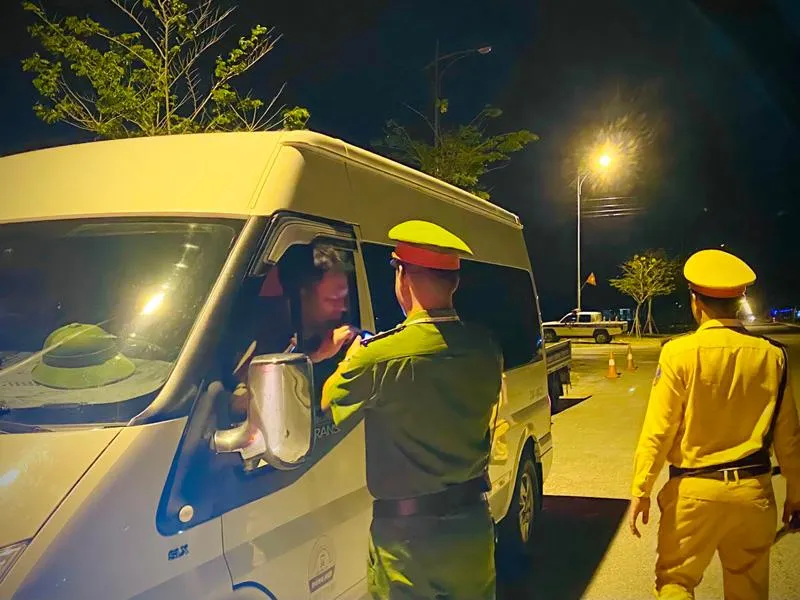 Lực lượng chức năng kiểm tra nồng độ cồn tài xế. Ảnh: CA Lực lượng chức năng kiểm tra nồng độ cồn tài xế. Ảnh: CA