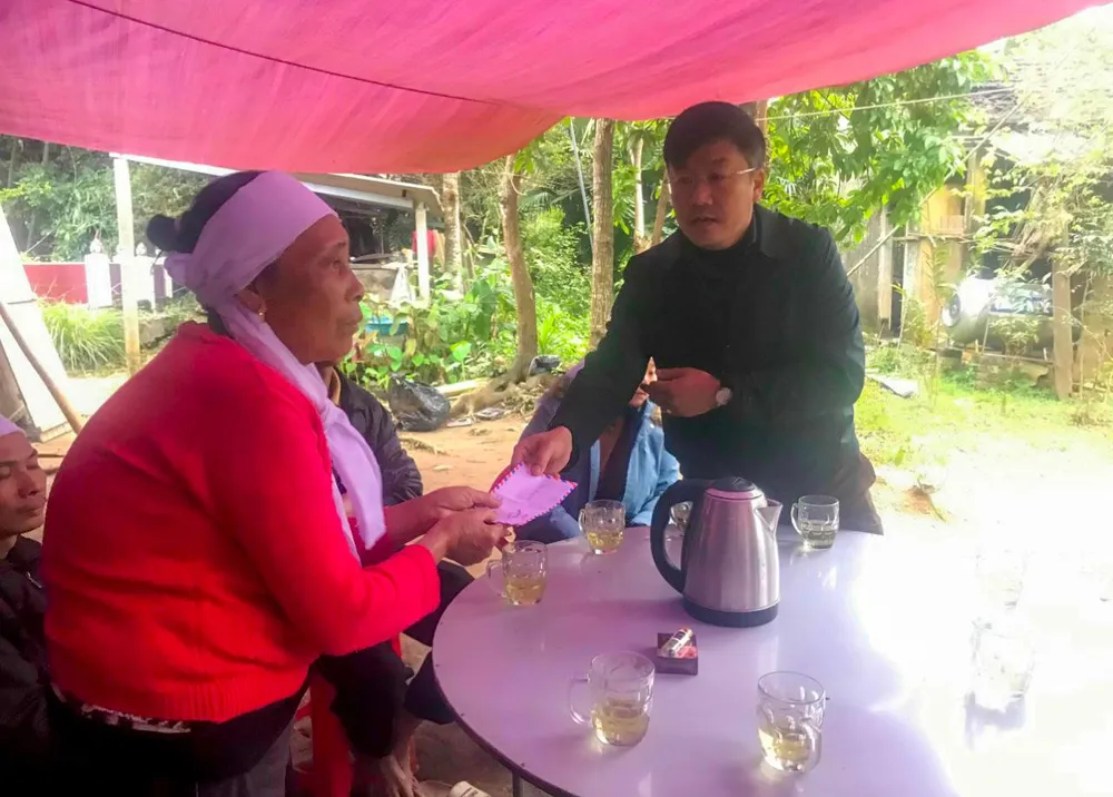 Chính quyền địa phương thăm hỏi, động viên thân nhân gia đình bà N. Ảnh: M.P Chính quyền địa phương thăm hỏi, động viên thân nhân gia đình bà N. Ảnh: M.P