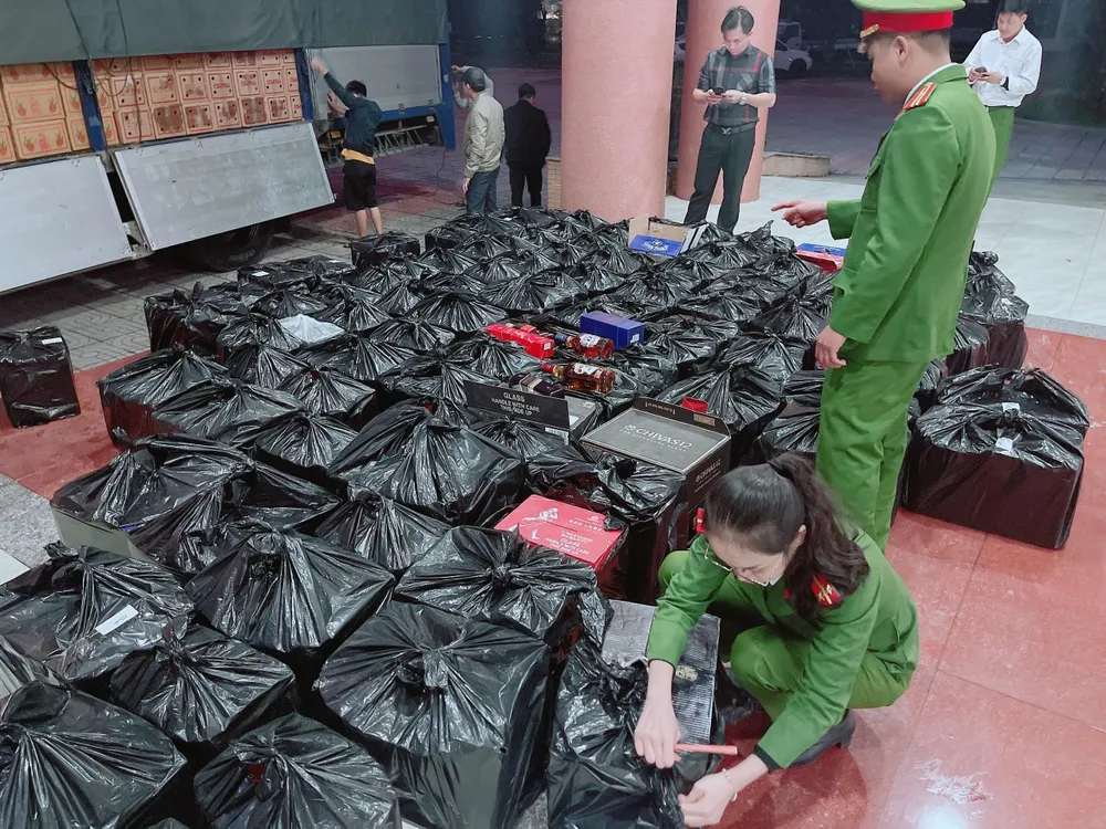 Lực lượng chức năng kiểm đếm số rượu. Ảnh: CA Lực lượng chức năng kiểm đếm số rượu. Ảnh: CA