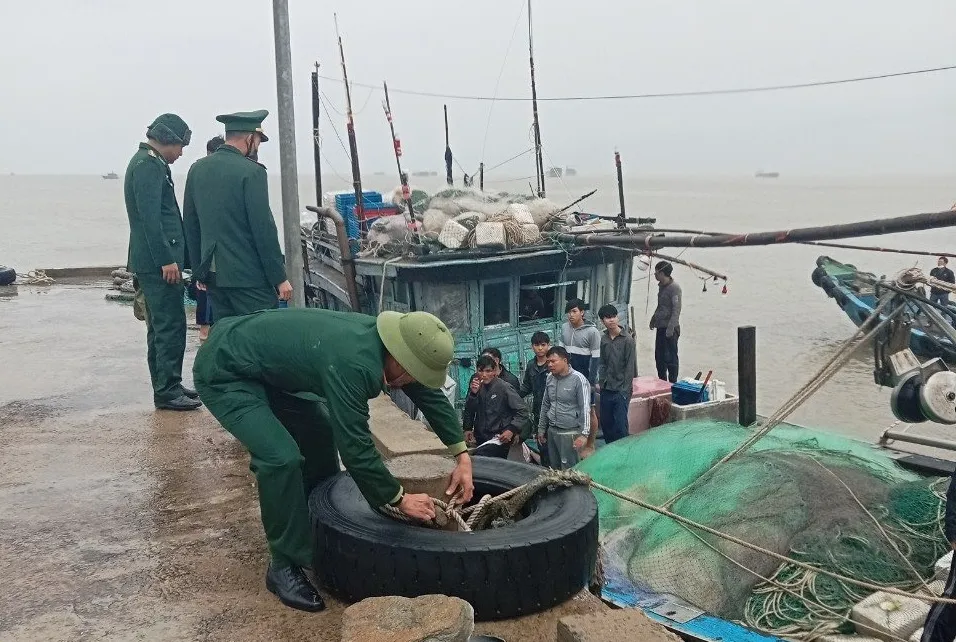 Các thuyền viên gặp nạn được hỗ trợ vào bờ an toàn. Ảnh: H.N