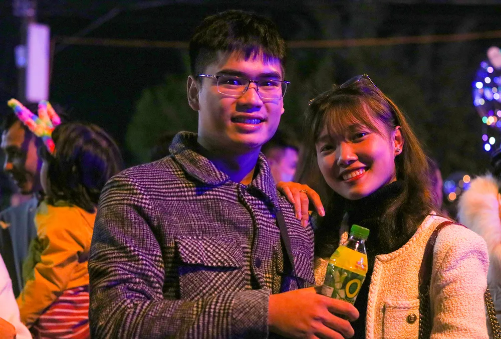 Một đôi bạn trẻ từ TP Đồng Hới đến trung tâm thị trấn Phong Nha để trải nghiệm không khí âm nhạc sôi động. Ảnh: BẢO THIÊN Một đôi bạn trẻ từ TP Đồng Hới đến trung tâm thị trấn Phong Nha để trải nghiệm không khí âm nhạc sôi động. Ảnh: BẢO THIÊN