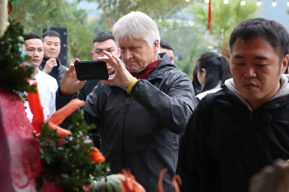 Nhiều du khách nước ngoài tham gia Hội thi ẩm thực du lịch Quảng Bình. Ảnh: BẢO THIÊN