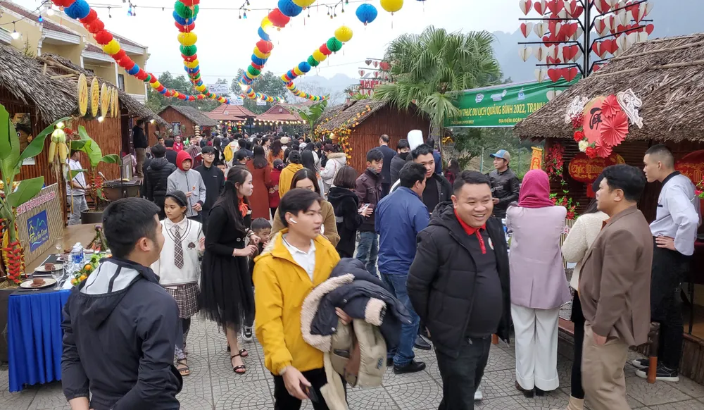 Khu vực trung tâm thị trấn Phong Nha chiều ngày 31-12. Ảnh: BẢO THIÊN Khu vực trung tâm thị trấn Phong Nha chiều ngày 31-12. Ảnh: BẢO THIÊN