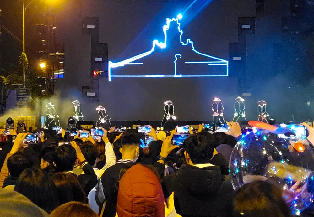 Một tiết mục nhảy hiện đại trình diễn tại sự kiện. Ảnh: BẢO THIÊN Một tiết mục nhảy hiện đại trình diễn tại sự kiện. Ảnh: BẢO THIÊN