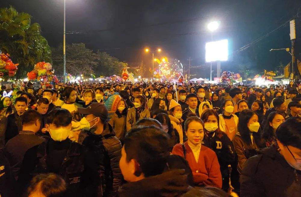 Hàng nghìn bạn trẻ, du khách tham gia sự kiện Phong Nha Countdown 2023. Ảnh: BẢO THIÊN Hàng nghìn bạn trẻ, du khách tham gia sự kiện Phong Nha Countdown 2023. Ảnh: BẢO THIÊN