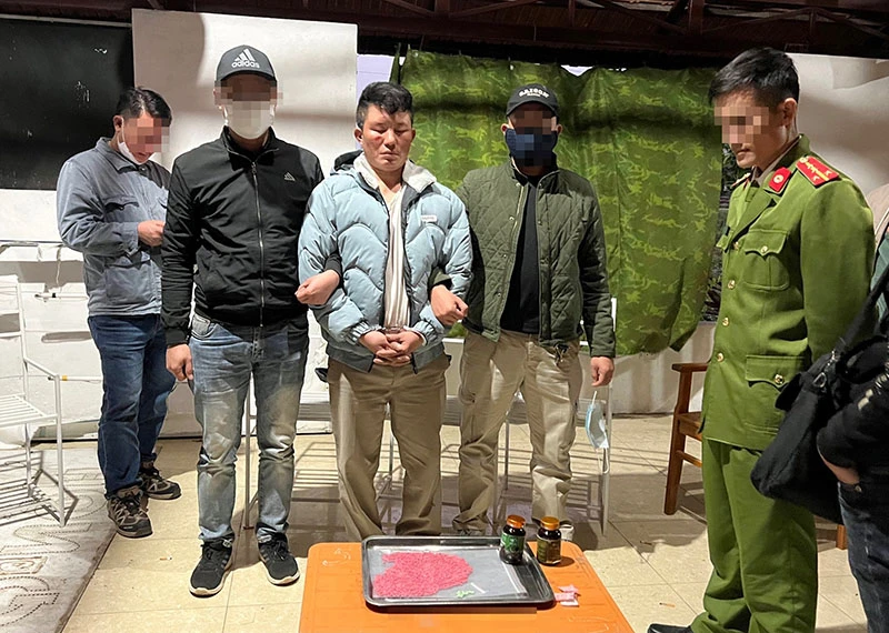 Phát hiện 1 người giấu gần 1.400 viên hồng phiến trong nhà ảnh 1