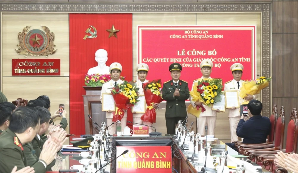 Đại tá Nguyễn Hữu Hợp trao quyết định cho bốn cá nhân trưởng phòng. Ảnh: CA