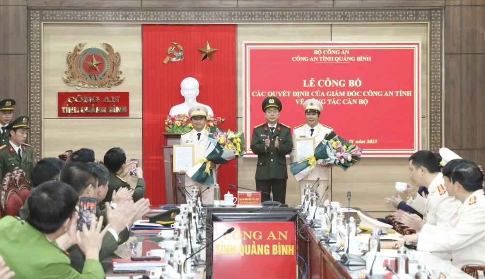 Đại tá Nguyễn Hữu Hợp trao quyết định cho hai cán bộ giữ chức Phó trưởng phòng. Ảnh: CA