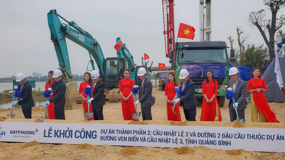 Các đại biểu thực hiện nghi thức khởi công dự án. Ảnh: BT