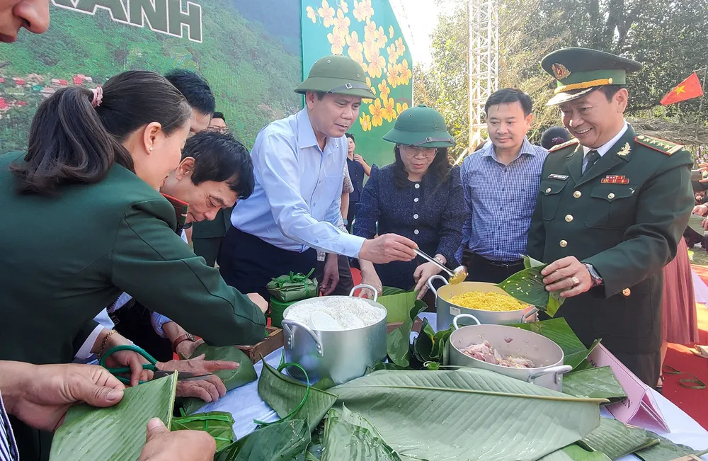 Lãnh đạo tỉnh Quảng Bình, Bộ đội Biên phòng tham gia chương trình gói bánh chưng xanh. Ảnh: BẢO THIÊN