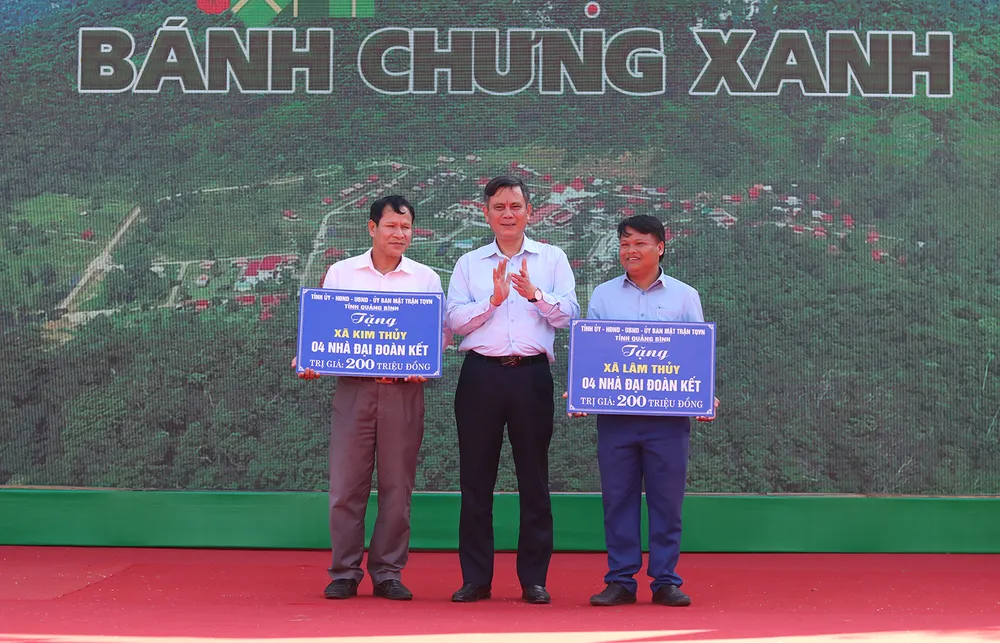 Ông Trần Thắng, Chủ tịch UBND tỉnh Quảng Bình, trao tám nhà đại đoàn kết cho xã Kim Thuỷ và Lâm Thuỷ. Ảnh: BẢO THIÊN