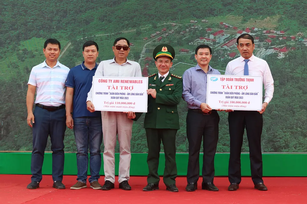 Các đơn vị tài trợ trao tặng chương trình Ánh sáng vùng biên. Ảnh: BẢO THIÊN