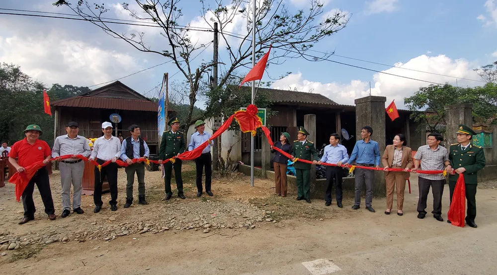 Lễ khánh thành chương trình &quot;Ánh sáng vùng biên&quot; tại bản Mít Cát, xã Kim Thuỷ. Ảnh: BẢO THIÊN