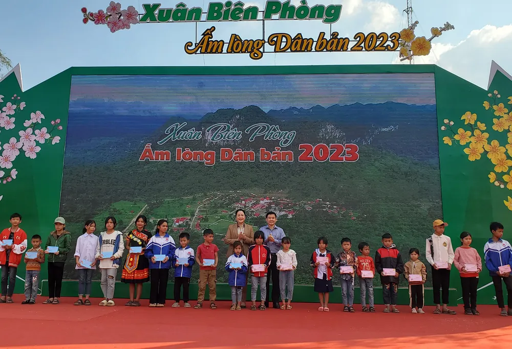 Lãnh đạo Sở Thông tin-Truyền thông và Hội phụ nữ tỉnh trao quà cho các em học sinh có hoàn cảnh khó khăn. Ảnh: BẢO THIÊN